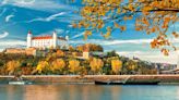 El castillo del siglo X situado sobre una colina a orillas del Danubio que es uno de los más bonitos de Europa