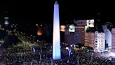 Hincha argentino muere tras caer de jardín vertical en el Obelisco - La Tercera