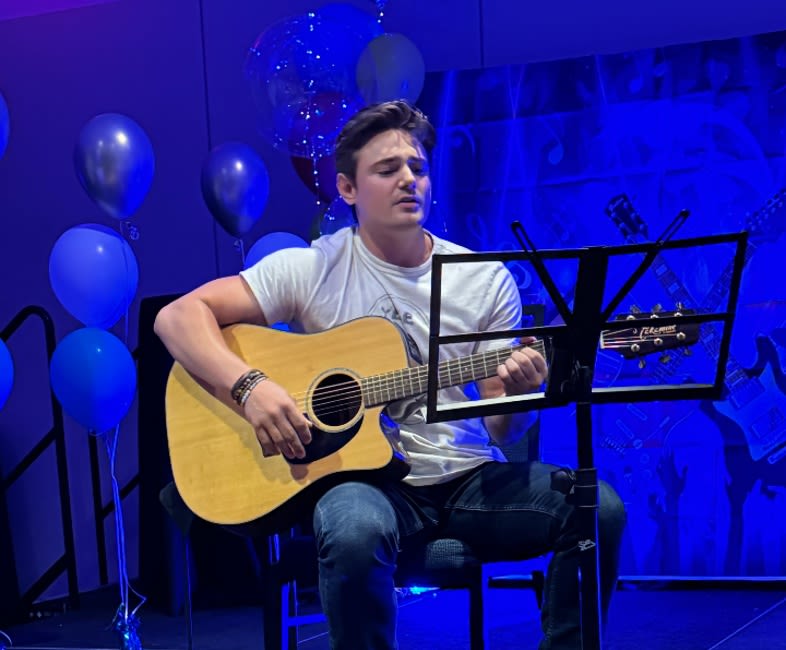 Review: Carson Boatman of ‘Days of Our Lives’ performs his first-ever solo acoustic concert