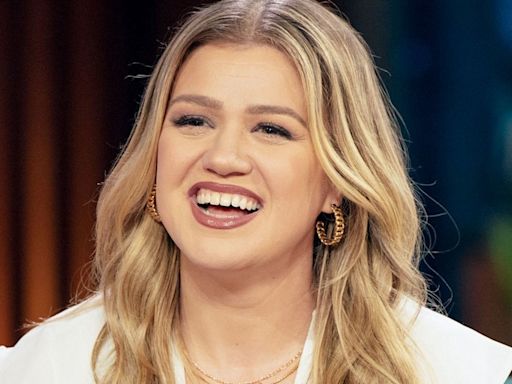 Kelly Clarkson commands attention in leather mini skirt and the ultimate knee-high boots