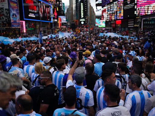 Copa América 2024: miles de argentinos se juntan en Times Square para alentar a la selección y saludar a Messi en su cumpleaños