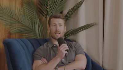 Glen Powell reveló la espeluznante experiencia de una amiga que descubrió que su cita era un caníbal: “Le puso loción”