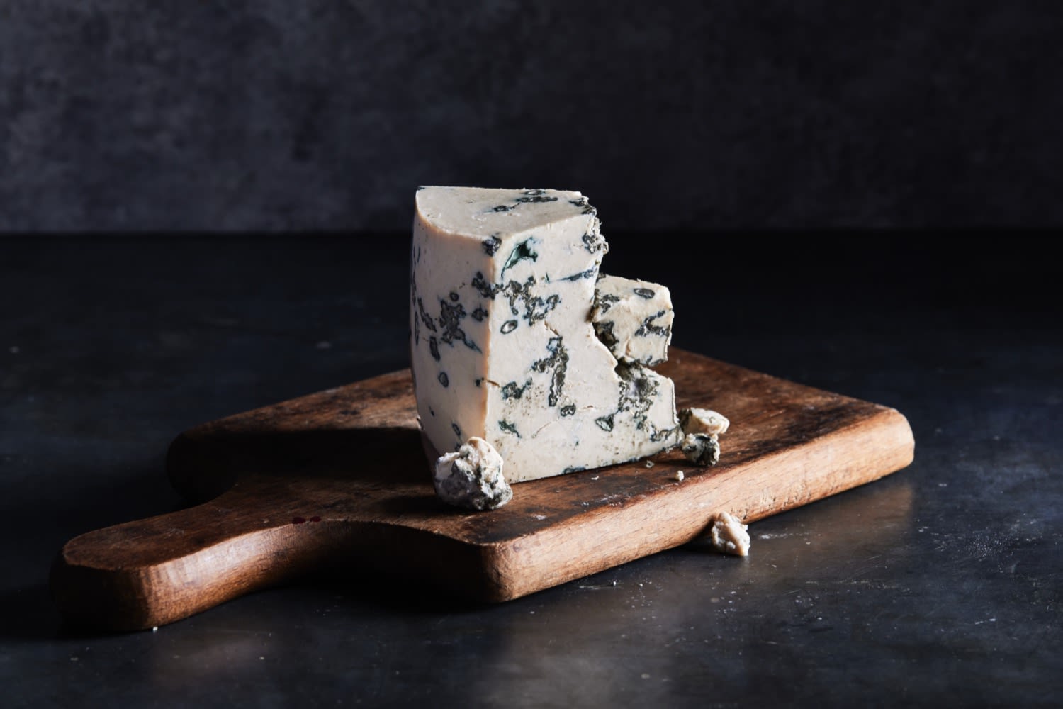 After a vegan blue cheese won the Good Food Award, panicked dairy cheese makers forced the foundation to disqualify it