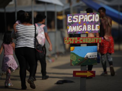 Mujeres migrantes, víctimas de robos, violación y con sus hijos a cuestas por el Darién