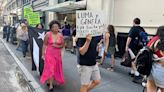 Protestan en Nueva York frente a las oficinas de New Fortress en reclamo de un sistema de energía público en Puerto Rico