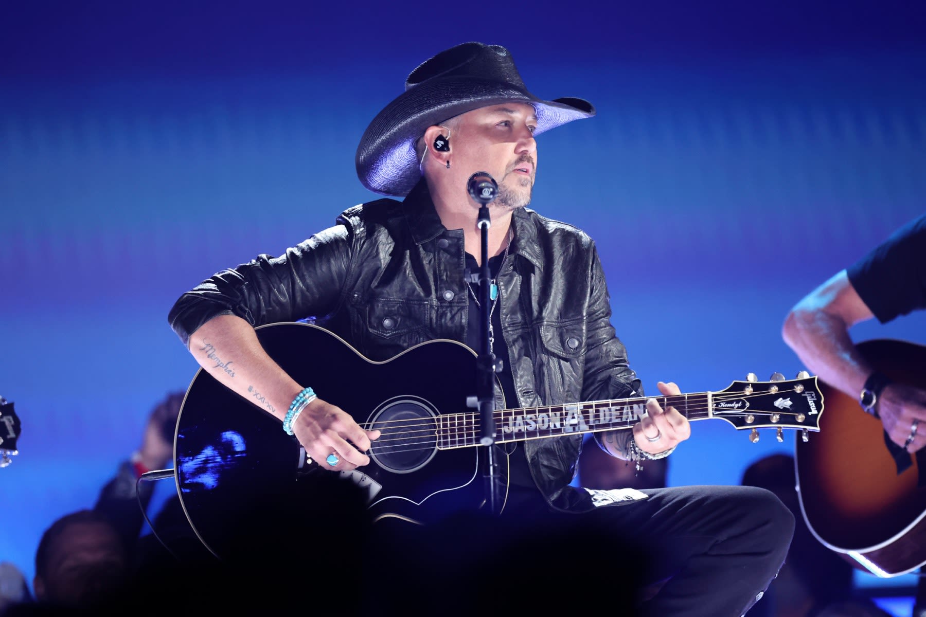 Jason Aldean Pays Tribute to Toby Keith With ‘Should’ve Been a Cowboy’ at 2024 ACM Awards