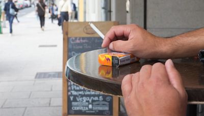 De fumar en hospitales a plantear no poder hacerlo en las terrazas: así han cambiado la leyes sobre el tabaco en España