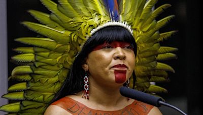 'Escárnio', diz deputada indígena sobre comissão composta por bolsonaristas para monitorar o povo yanomami