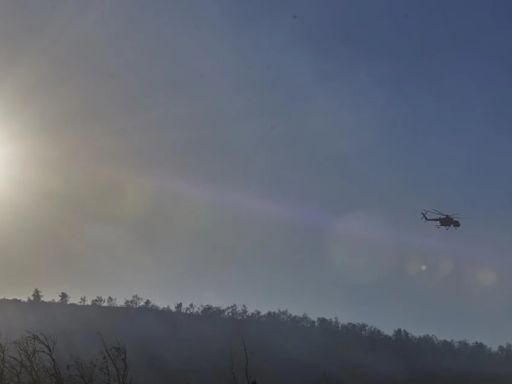 Los bomberos consiguen apagar uno de los grandes incendios declarados ayer al norte de Atenas