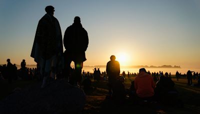 Thousands flock to Stonehenge to celebrate summer solstice