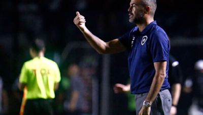 Artur Jorge reclama de não expulsão por lance em Tchê Tchê, do Botafogo