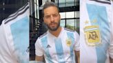 Maluma vuelve a la Argentina: con mate en mano y camiseta de Diego Maradona, el músico confirmó que dará un show en Vélez