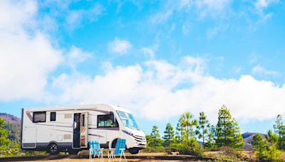 Daniel Guichard : découvrez le camping-car de luxe où vit la star (et pourquoi il assume ce choix insolite)
