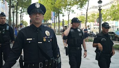 Des selfies pendant les patrouilles: le succès des policiers de Los Angeles, venus en renfort à Paris pendant les JO 2024