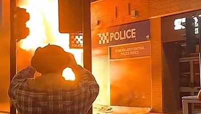 Reino Unido: una comisaría incendiada, policías heridos y varios detenidos en una nueva protesta por el crimen, a puñaladas, de tres nenas