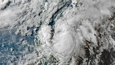 Typhoon Kills Three in Philippines, Is Headed to Japan