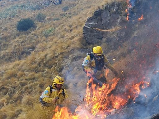 Incendio forestal en Córdoba: la rotación del viento complica los trabajos de extinción del fuego en Traslasierra