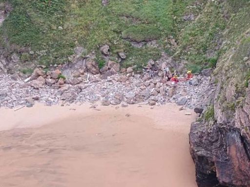 Una mujer, lesionada al sufrir una caída en la playa de Aguilera (Gozón)