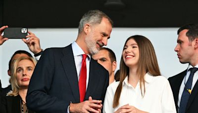 El rey Felipe y la infanta Sofía vibran con el triunfo de nuestra selección en la Eurocopa: todas las imágenes de la celebración