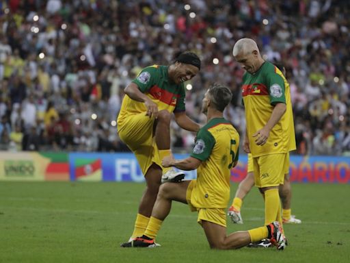 Ronaldinho y otras leyendas de Brasil vuelven a brillar ante un pletórico Maracaná en partido a beneficio - La Opinión