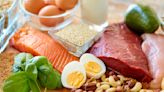 ¿Cuánta proteína se debe consumir al día, según los expertos?