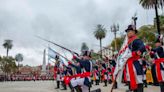 Un inédito cambio de guardia en Plaza de Mayo