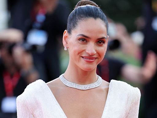 Adria Arjona lleva en Venecia el mismo vestido que Eugenia Silva en Cannes hace 14 años