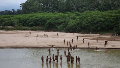 亞馬遜「隱世部落」現身河邊 43秒罕見直擊畫面曝光