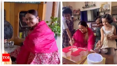 Devoleena Bhattacharjee shares glimpses of annual Satyanarayan Puja at home; later cuts a cake with husband Shahnawaz as she completes 13 years in the industry - Times of India