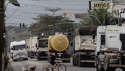 Com 20 mil caminhões por dia e risco de colapso, Porto de Santos espera por novas vias de acesso