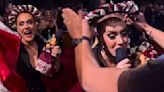 Adele celebra a México "caracterizada" como la muñeca Lele