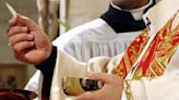 "Me defendí y al sacramento": Sacerdote hispano muerde a mujer en misa tras negarle la comunión