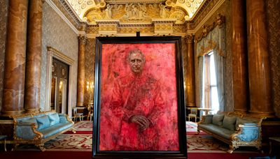 Rei Carlos revela o primeiro retrato desde a coroação, mas não reúne consenso