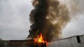 Sin lesionados y con 160 bomberos trabajando: incendio en La Pintana afecta fábrica de refrigeradores dejando gran nube de humo negro - La Tercera