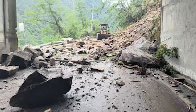 餘震、降雨影響...中橫便道多處坍方落石 目前暫不開放