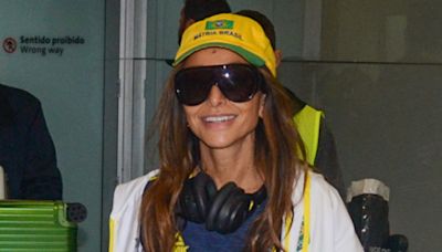 De chinelo, Sabrina Sato desembarca em SP usando moletom do Brasil; fotos