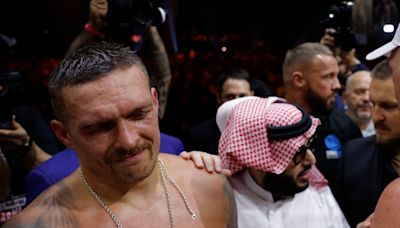 Oleksandr Usyk to go to hospital after suffering suspected ‘broken jaw’ against Tyson Fury