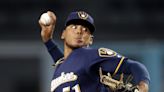 El dominicano Freddy Peralta gana al colombiano José Quintana en duelo de lanzadores