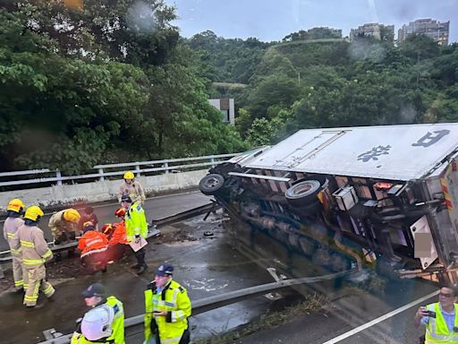 城隧公路9噸貨櫃車翻側壓毀20米鐵欄 司機有驚無險