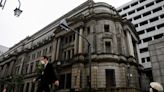 El Gobierno japonés estudia revisar comunicado conjunto con el Banco de Japón - fuentes