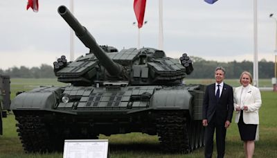 Antony Blinken visitó un aeropuerto militar antes de la cumbre de la OTAN: “Esperamos conseguir un millón de proyectiles para Ucrania”