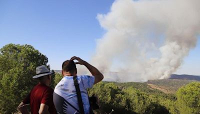 El fuerte viento dificulta el control del incendio forestal de Cerro Muriano