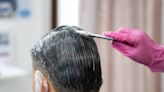 “Las canas pueden ser atractivas”: qué deben saber los hombres antes de teñirse el cabello