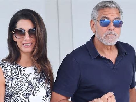 Le nuove foto di George e Amal Clooney con i gemelli, in Francia