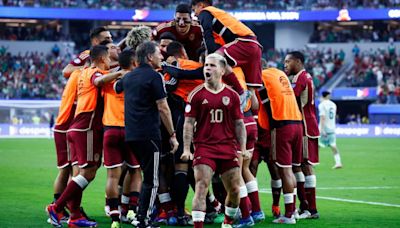 Venezuela ganha do México e garante vaga no mata-mata da Copa América