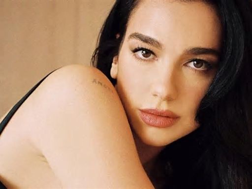 Dua Lipa impactó con un look desprolijo y cabellera rubia