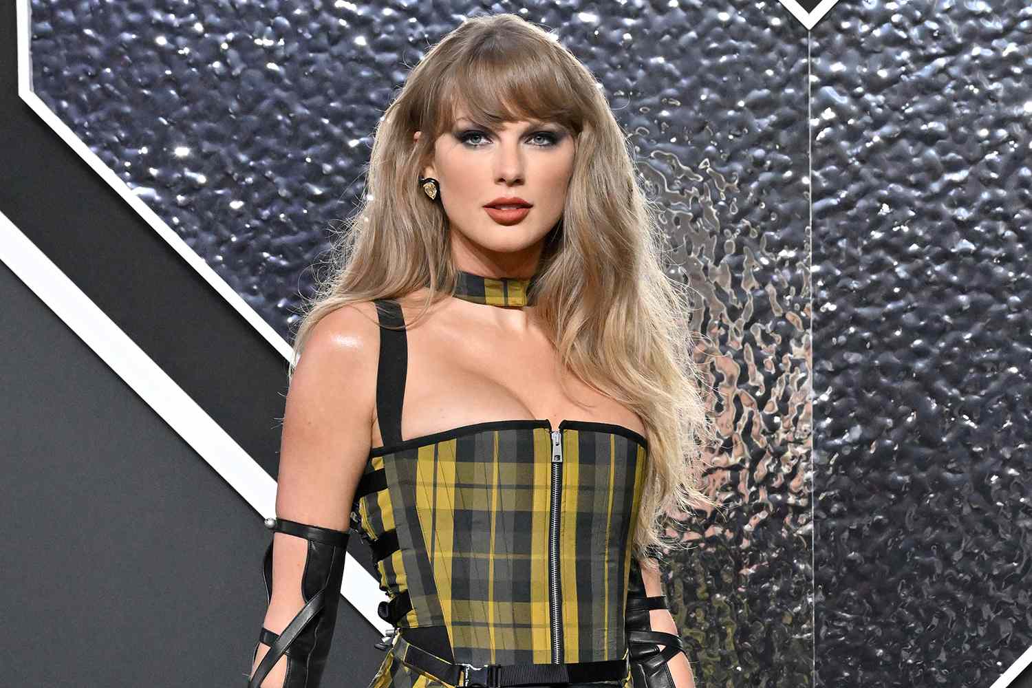 Taylor Swift Picks Plaid for the 2024 MTV VMAs in New York, Plus Sabrina Carpenter, Chappell Roan, Tyla and More