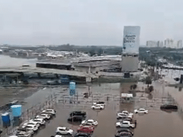Aeroporto Internacional de Porto Alegre tem pátio e pistas alagados