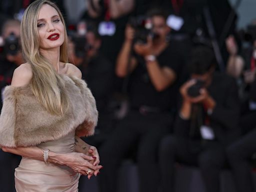 La hija de Brad Pitt y Angelina Jolie se quita sus apellidos