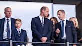 Prince George : pourquoi il met un point d'honneur à porter un costume lors des événements sportifs où il suit son père